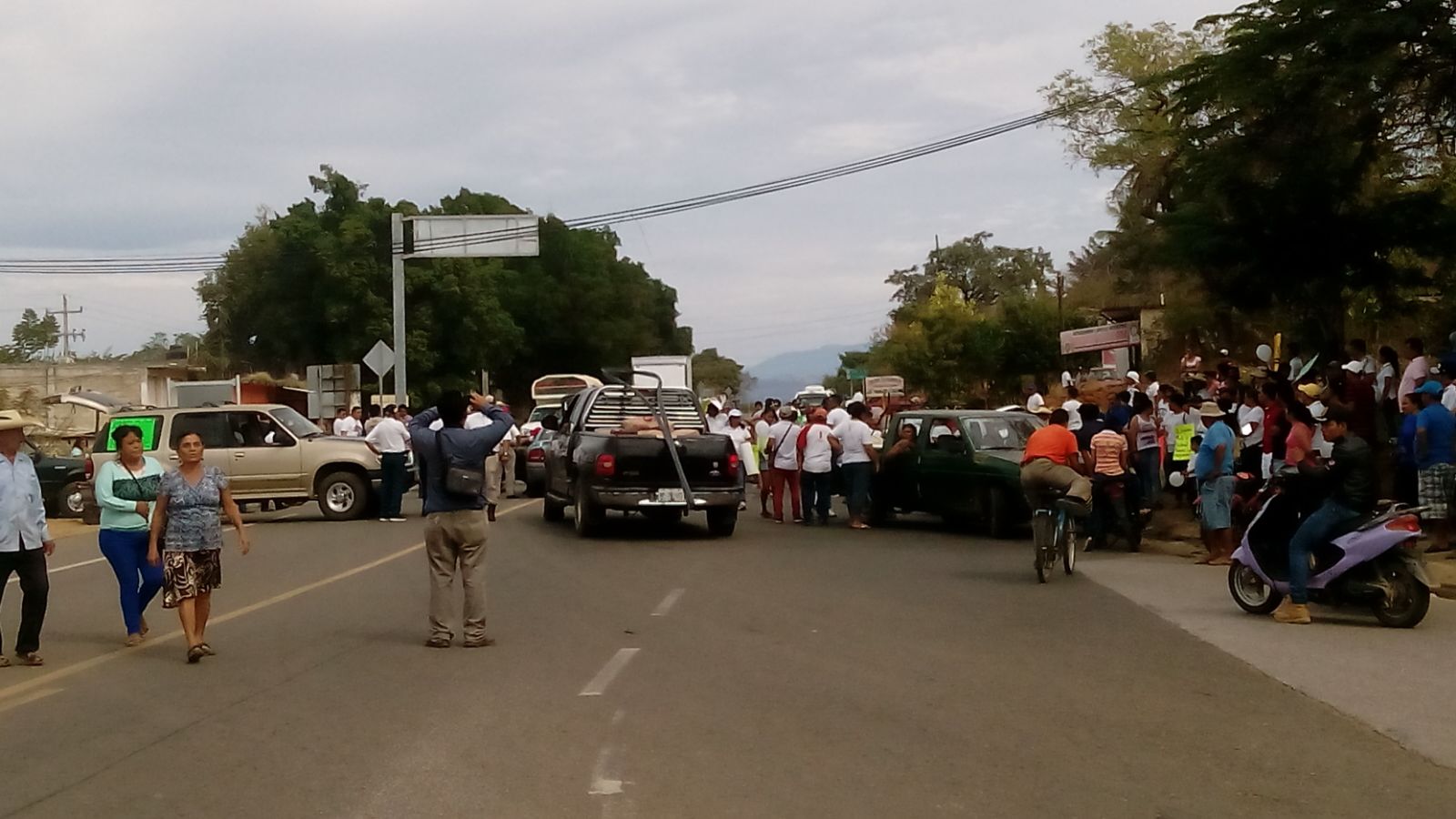 El bloqueo en la carretera federal Iguala-Ciudad Altamirano fue reportado desde las 12:00 horas.