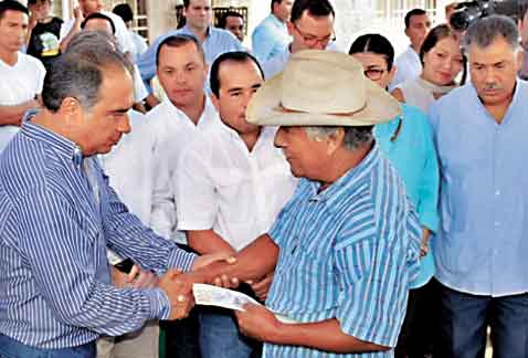 El gobernador entregó apoyos a adultos mayores.