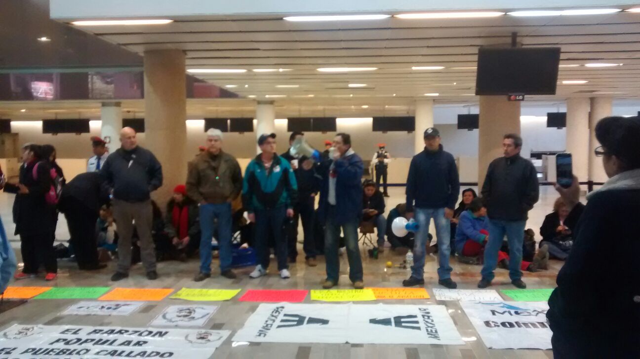 Ex empleados de Mexicana levantan plantón en AICM