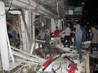 Varios iraquíes, reunidos ante el centro comercial donde tuvo lugar el ataque de los islamistas, en Bagdad