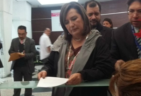 La jefa delegacional en Miguel Hidalgo, Xóchitl Gálvez, acudió a la Seduvi a presentar dos denuncias contra dos responsables de obras, por presuntas a