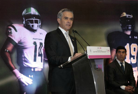El jefe de Gobierno capitalino dijo que la creación de la Liga de Futbol Americano Profesional generará al menos 4 mil 300 empleos.