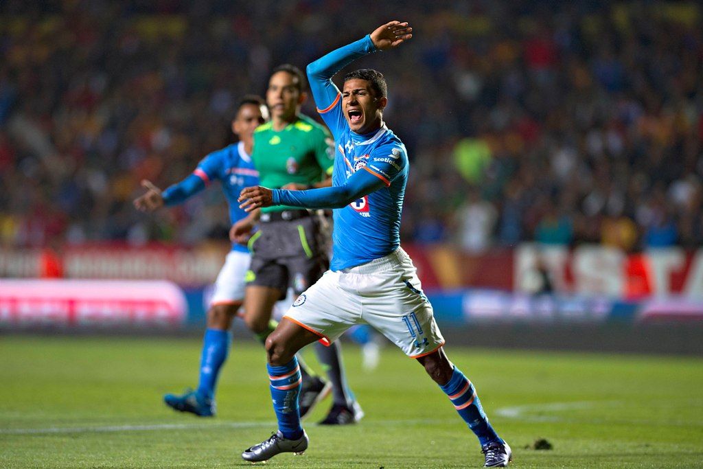 Joao Rojas en el juego ante Monarcas