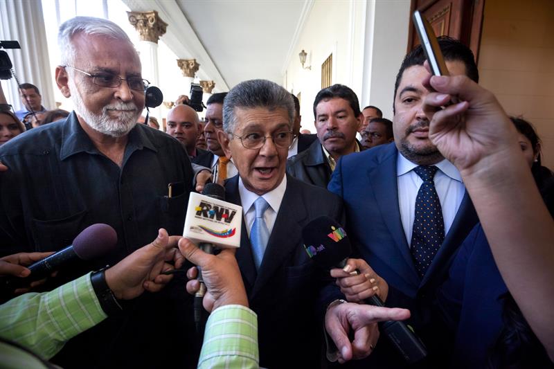 El presidente de la Asamblea Nacional de Venezuela Henry Ramos Allup (c) habla con la prensa luego de salir del parlamento hoy en Caracas. 