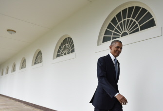 El presidente de EU, Barack Obama, camina hoy por la Casa Blanca antes de su último discurso del Estado de la Unión que dará esta tarde