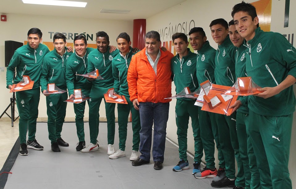 Asistieron los jugadores de ambas escuadras con su cuerpo técnico.