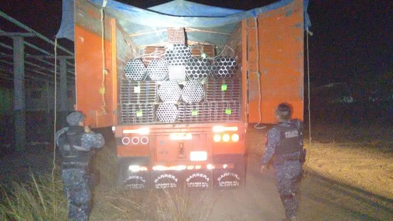Gendamería recuperó 30 toneladas de acero de una unidad robada.