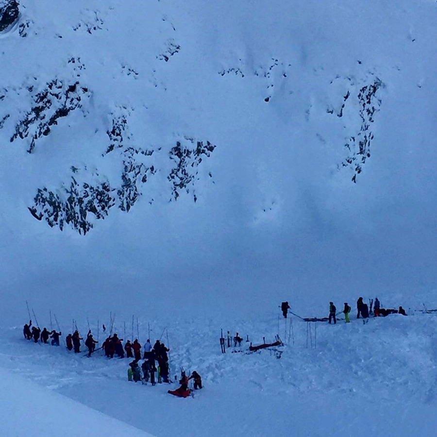 Esa imagen tomada de un video muestra el sitio de una avalancha en los Alpes franceses que alcanzó un un grupo escolar de esquí; tres personas muriero