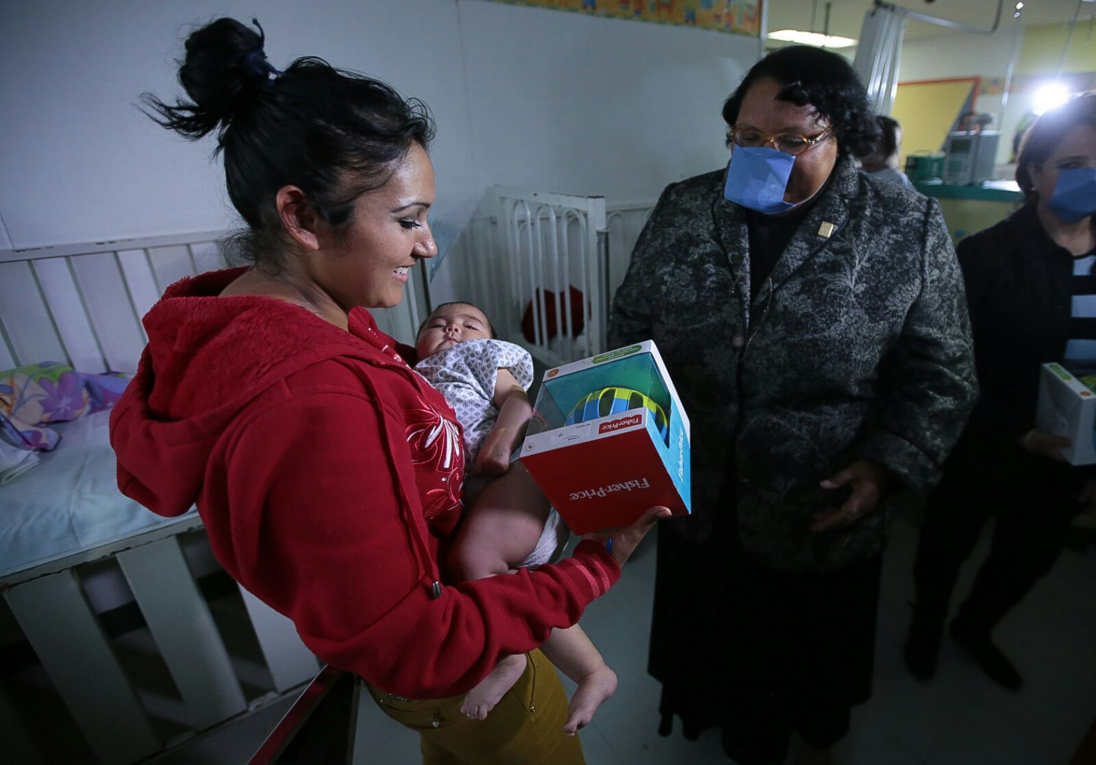 La visita pronto causó expectación entre los pequeños y sus padres.