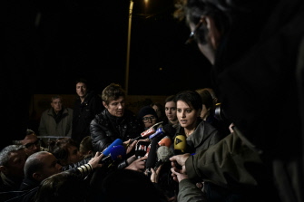 La ministra de Educación francesa, Najat Vallaud-Belkacem, responde a los medios en la escuela Saint-Exupery de Lyon
