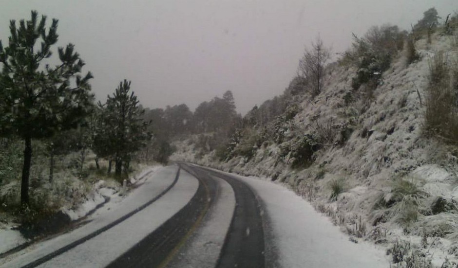 Nevada en el Ajusco; la carretera fue cerrada para evitar accidentes.