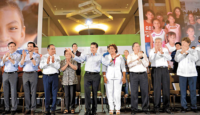 El presidente Enrique Peña tras la firma de un nuevo convenio; a la izquierda, de pantalón azul, el gobernador Héctor Astudillo. 