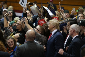 Simpatizantes republicanos se hacen selfies junto a Donald Trump en un acto de campaña en la University of Northern Iowa, de Cedar Falls, Iowa 