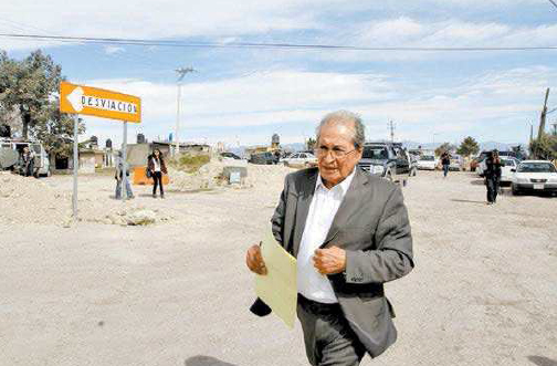 El abogado de Guzmán Loera, Juan Pablo Badillo, afuera del penal del Altipano. 