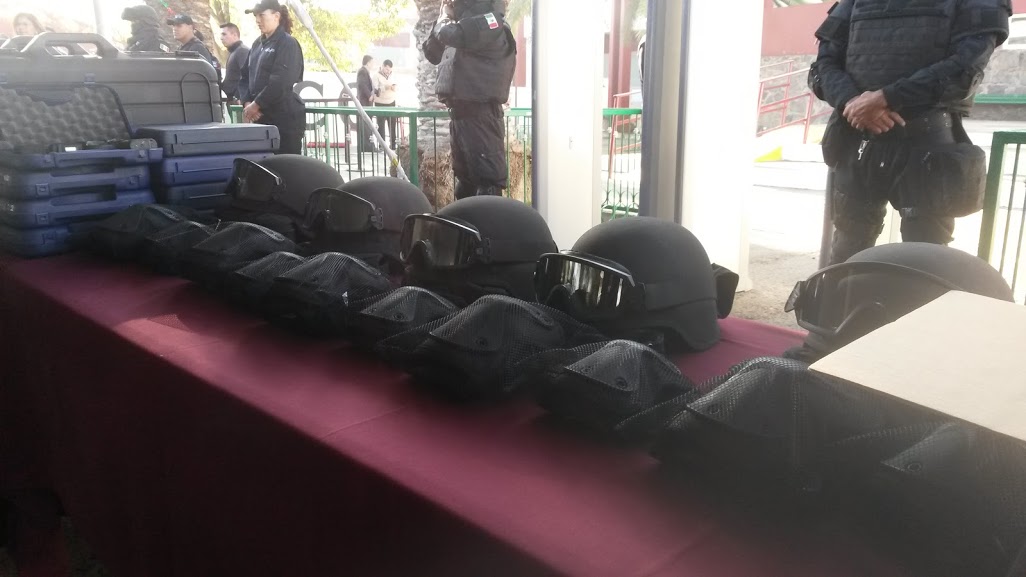 El fiscal general, Eduardo Almaguer Ramírez, hizo entrega de armas de fuego y equipo táctico a los vigilantes