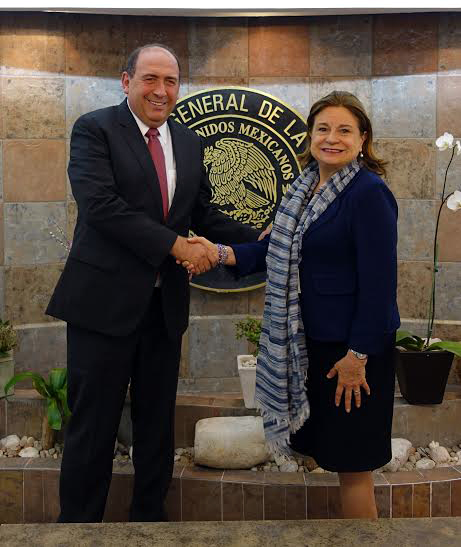 El gobernador de Coahuila, Rubén Moreira con la procuradora Arely Gómez.