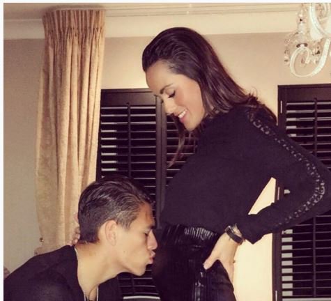 Héctor Moreno besa el vientre de su pareja 