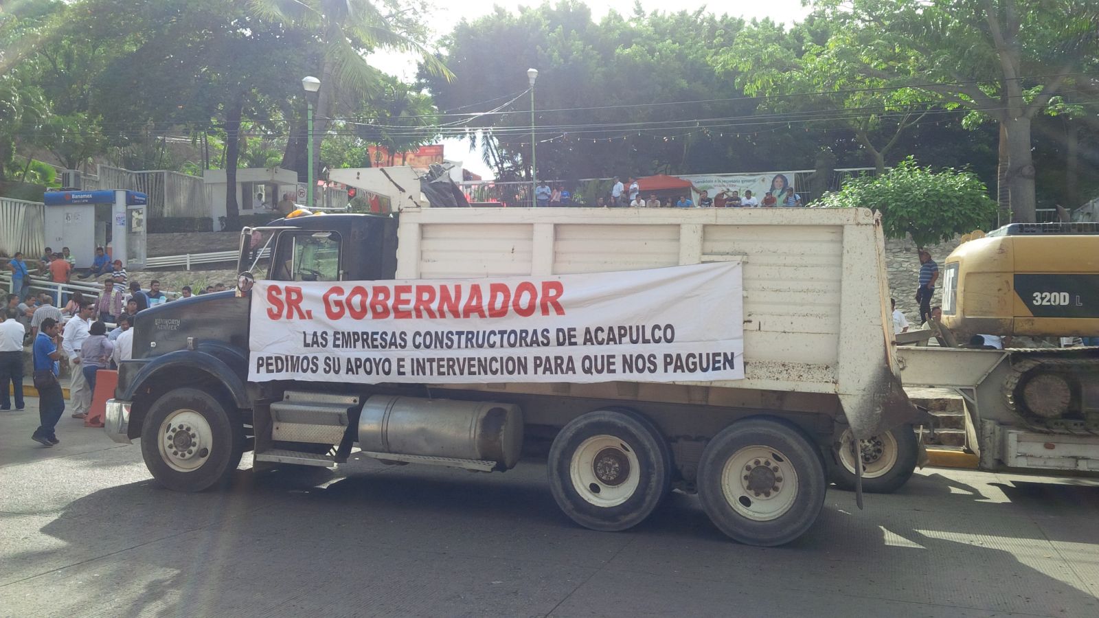 Los constructores exigieron el pago de sus adeudos. 