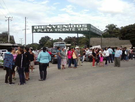 Con pancartas familiares y amigos bloquearon carreteras en la Cuenca del Papaloapan y límites con Oaxaca para exigieron la aparición de los cinco jóve