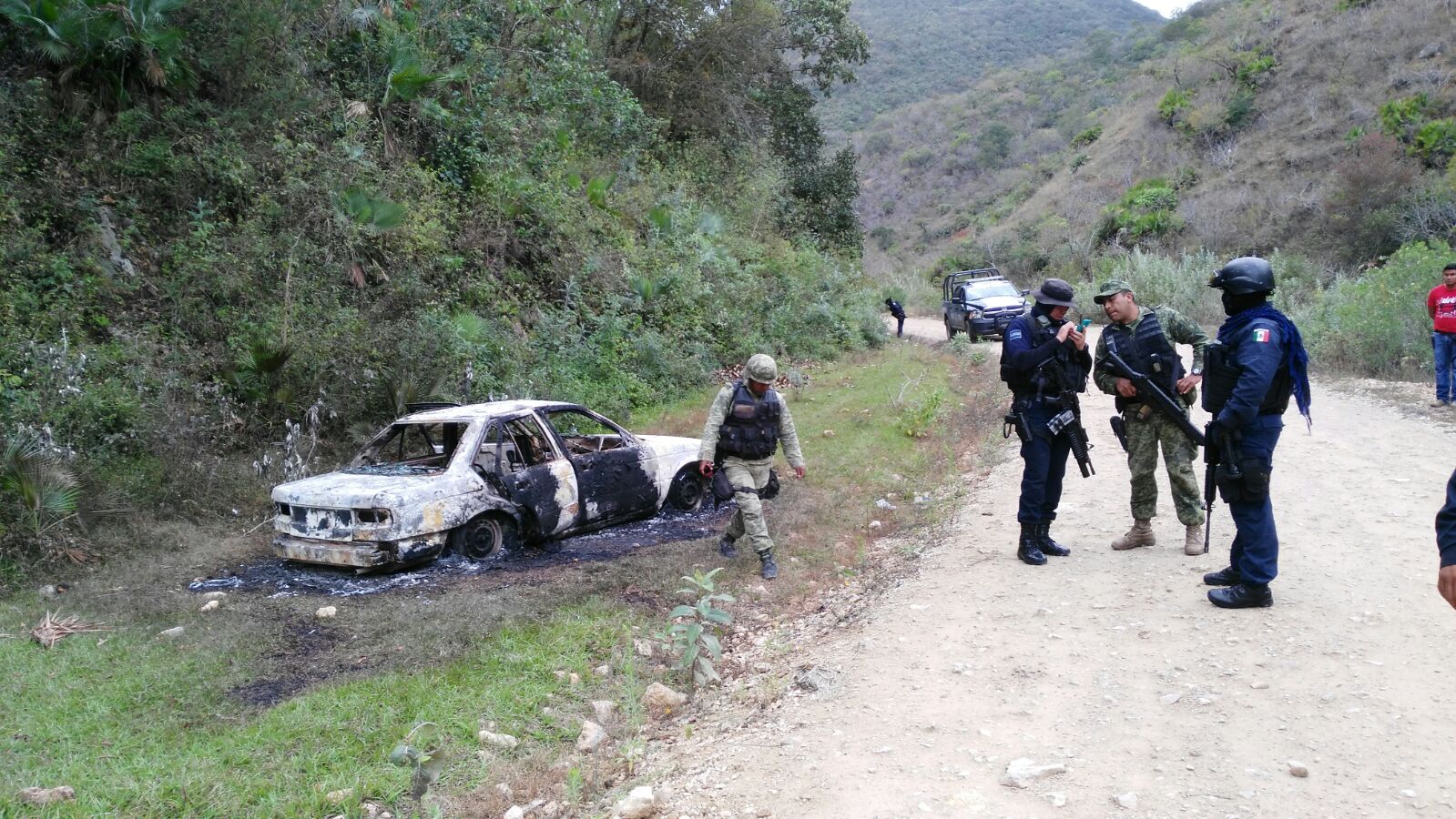 La Policía del Estado recibió el reporte de que en el crucero de Tepehuizco estaba abandonado un auto compacto, al parecer del servicio público y calc
