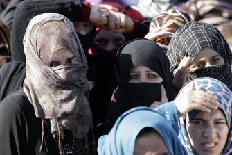 Refugiados sirios esperan a cruzar de Siria a Jordania, cerca de la ciudad de Ruwaished, al este de Amman