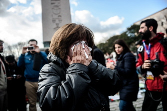 Una turista coreana llora ante un memorial improvisado en recuerdo de las víctimas del ataque suicida del martes en Estambul 