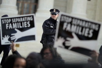 Activistas de la organización CASA, favorables a la reforma migratoria de Obama, se manifiestan ante el Tribunal Supremo, en Washington