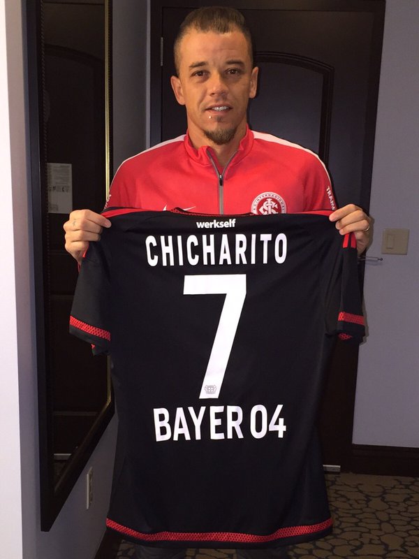Andrés D'Alessandro solicitó la playera de Javier Hernández durante un duelo de la Florida Cup 