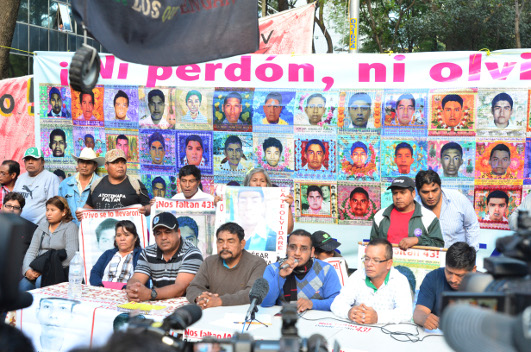 Ayer se les informó a los padres de los 43 que se encontraron dos cuerpos. 