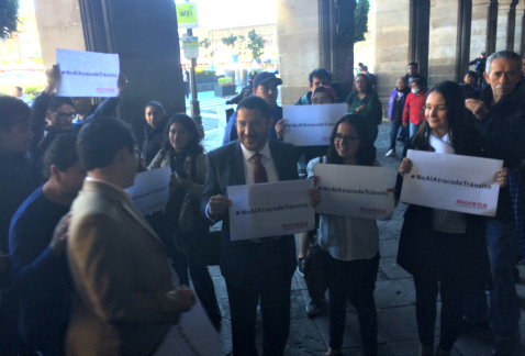 Integrantes de Morena, encabezados por su dirigente capitalino, Martí Batres, se manifestaron en instalaciones del gobierno capitalino en contra de la