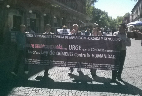 En una manifestación, integrantes del Foro Permanente contra Desaparición Forzada y Genocidio pidieron a la CDHDF impulse una ley contra crímenes de l