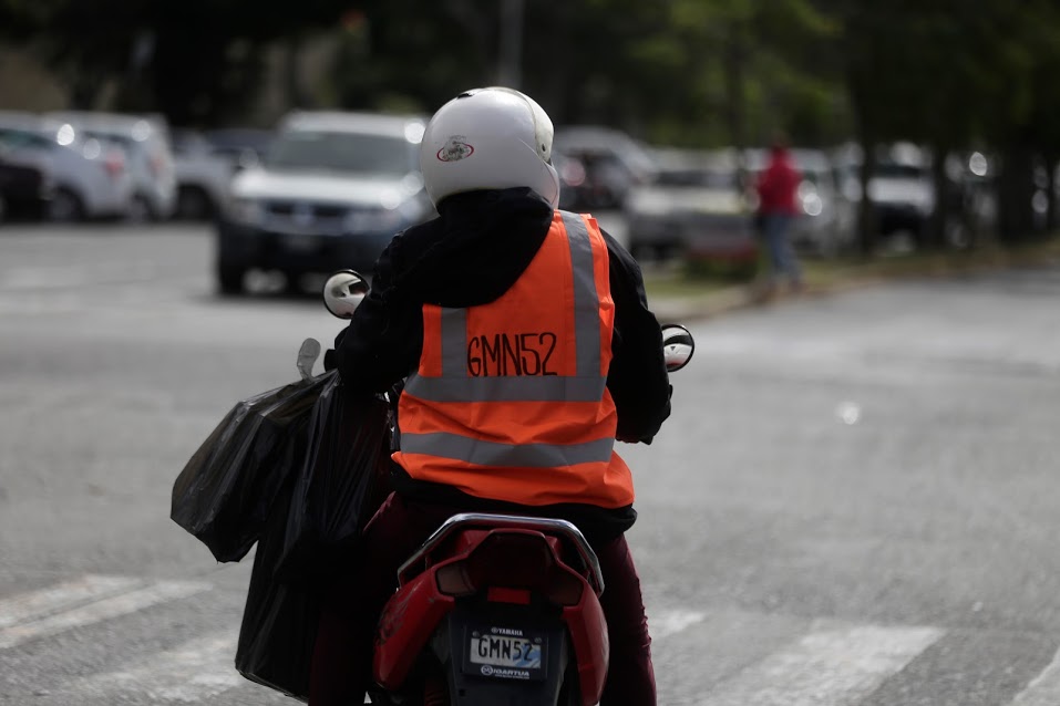 Motociclistas piden apoyo al gobernador para evitar placa en su espalda