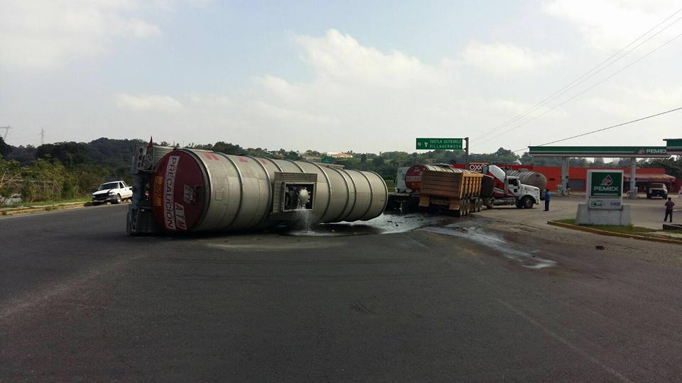 Debido al percance la sustancia que transportaba una de las pipas se derramó sobre el pavimento.