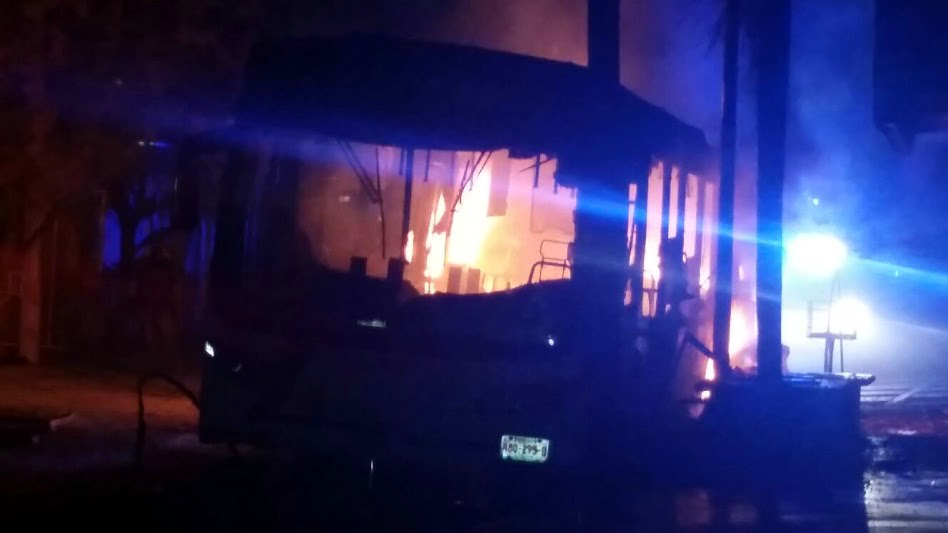 Autobús se incendió esta madrugada en Gómez Palacio.
