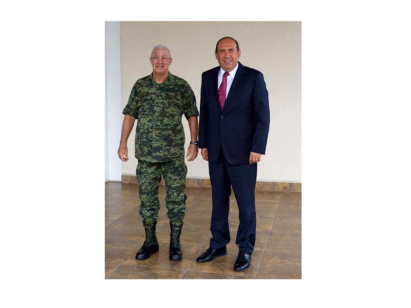 El gobernador de Coahuila, Rubén Moreira Valdez y el General Noé Sandoval Alcázar, subsecretario de Defensa de la SEDENA.