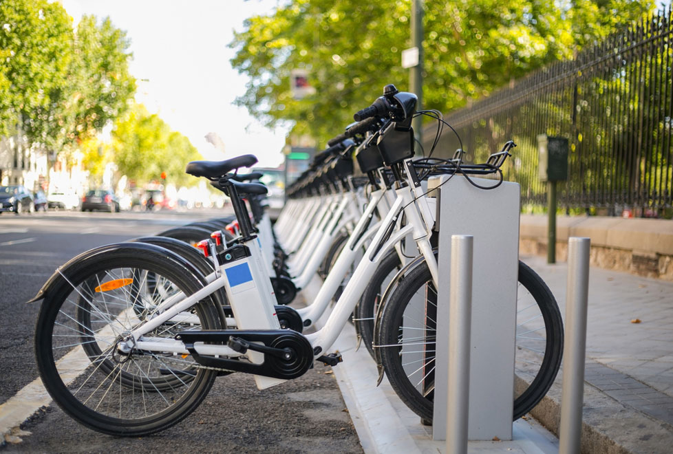 Si bien las primeras bicicletas eléctricas tenían baterías de plomo pesadas, el uso del litio significa que la batería se puede ocultar dentro de lo q