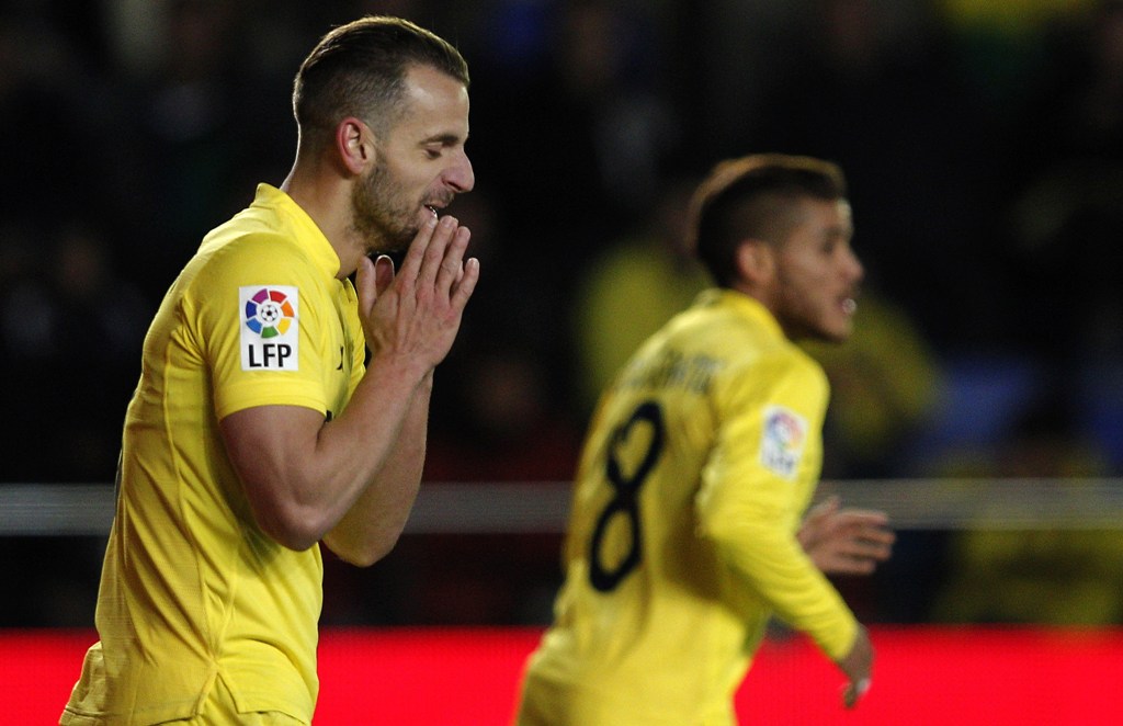 Roberto Soldado y Jonathan dos Santos (al fondo) en el duelo ante el Betis