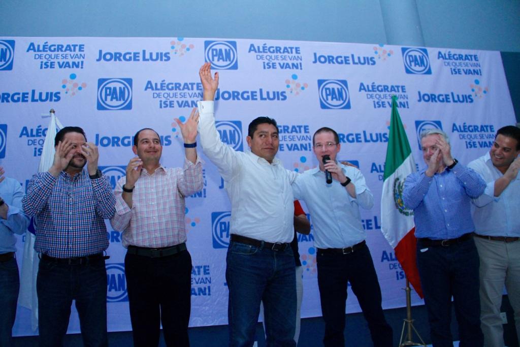 El candidato del PAN a la gubernatura de Colima, Jorge Luis Preciado, acompañado de la dirigencia del partido.