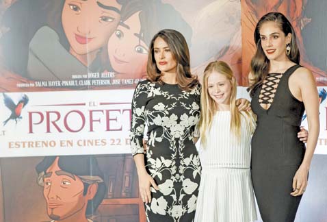Salma Hayek promociona su filme con Loreto Peralta  y Sandra Echeverría, quienes hicieron el doblaje.