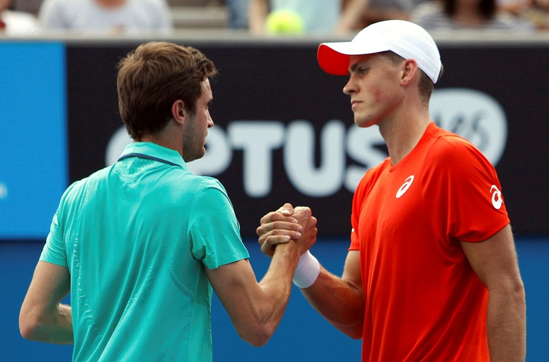 El francés Gilles Simon (Izquierda)  miembro del consejo de jugadores de la ATP, asumió que el "peligro del amaño existe" 