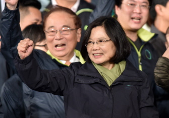 Tsai Ing-wen (d) saluda a sus partidarios tras confirmarse su victoria electoral en Taipei