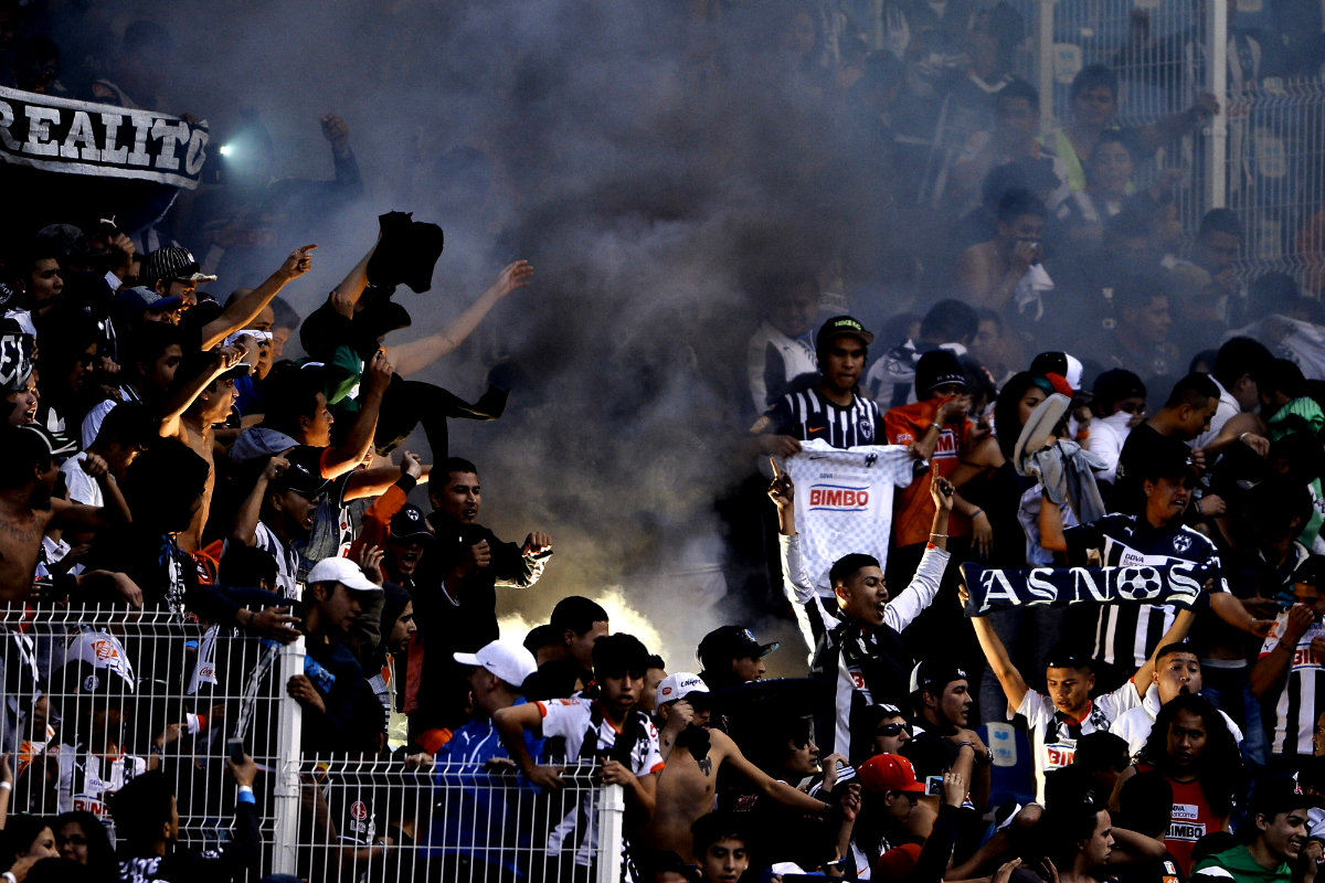 Fanáticos de Rayados causaron destrozos en el Estadio Cuauhtémoc 