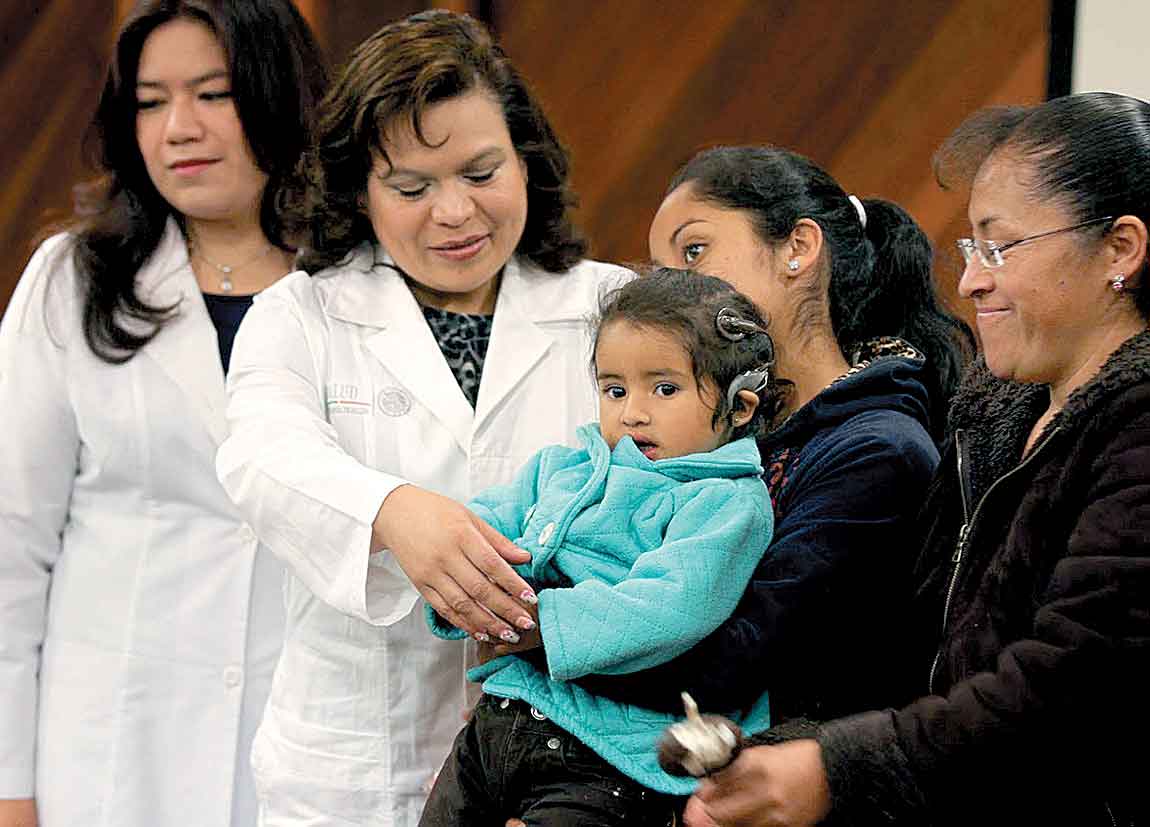 La infante, su familia y el equipo médico que realizó el procedimiento.