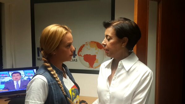 Lilian Tintori y su suegra Antonieta Mendoza denunciaron los abusos en la cárcel de Ramo Verde, en el canal de televisión colombiano NTN24.