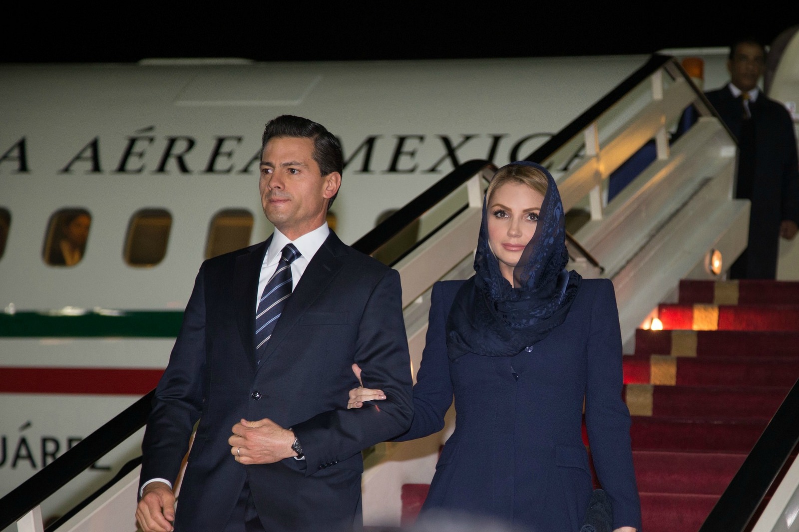 A su llegada a la República de Arabia Saudita, Angélica Rivera utilizó un velo que le cubrió la cabeza que hacía juego con el abrigo azul marino que p