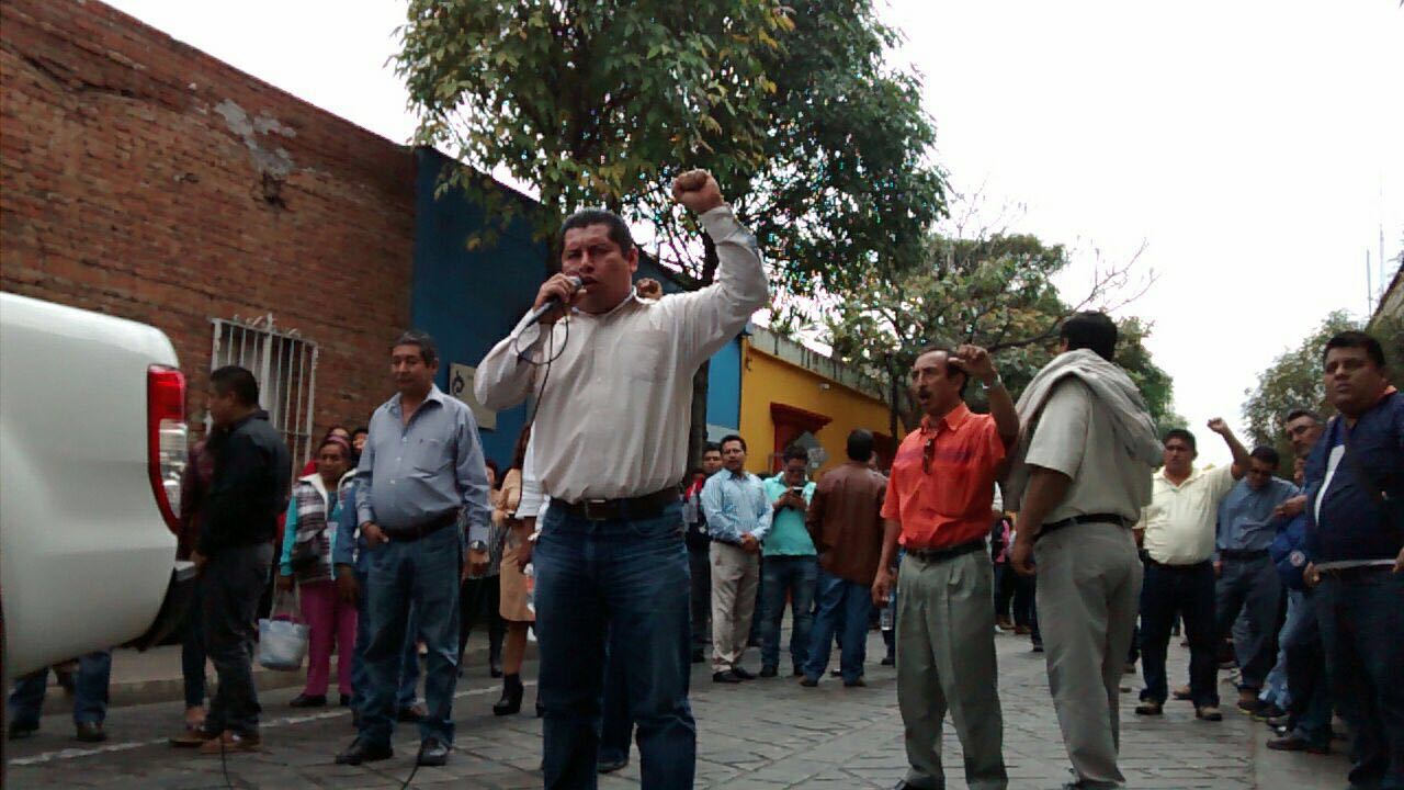 Los maestros exigen la libertad a los presos. 