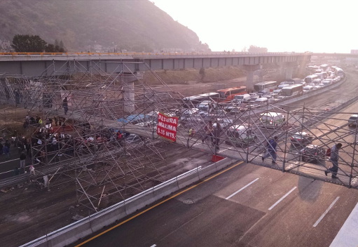 Los vecinos exigen la construcción de un paso vehicular. 