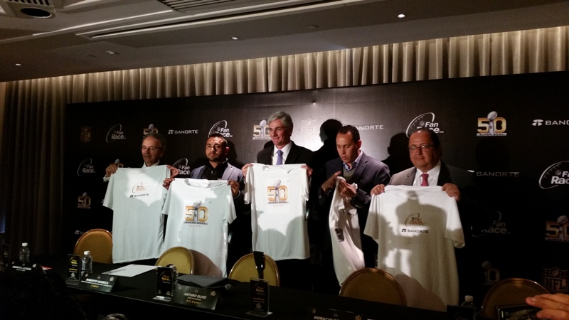 Arturo Olivé (centro) en la presentación de la carrera NFL México 