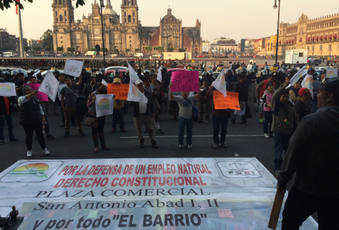 Comerciantes de las plazas San Antonio Abad 1 y 2 se manifestaron frente a la sede del Gobierno del Distrito Federal.