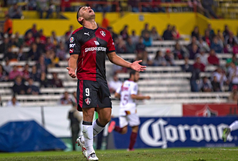 Costas señala que no pueden  jugar con Bergessio en la Copa y en la Liga, pues lo van a terminar reventando. 
